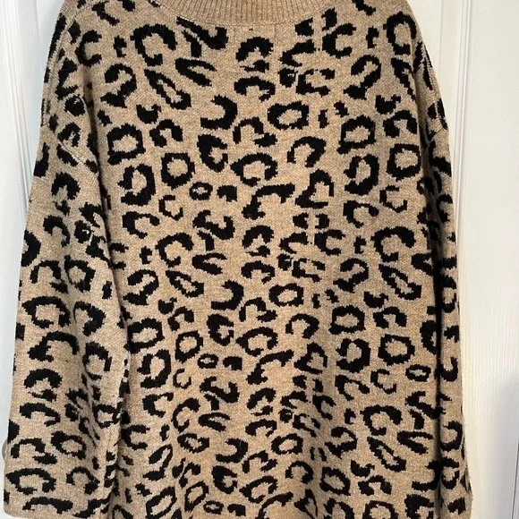 Lyla & Luke leopard print oversize v neck long sleeve sweater size medium - Picture 6 of 11